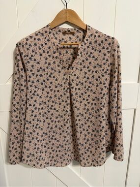 Gaharu Women’s Medium Notch-Neck Floral Blouse in Blush Pink Navy Accents